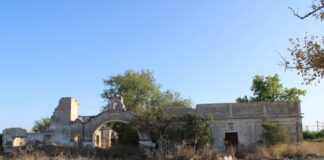 una ruina rural entre aviones y trenes